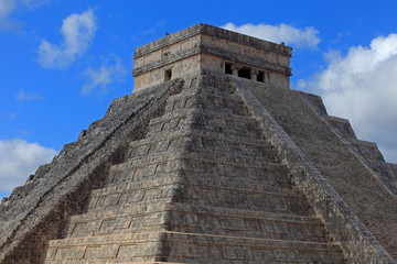 Fototapeta na wymiar El Castillo temple, Chichen Itza 