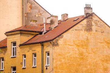 Fototapeta na wymiar Старый кирпичный дом в Праге. 