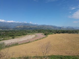 Fototapeta na wymiar Paisaje con cielo, montaña y río