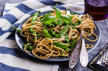 Dark spaghetti with peas