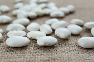 Obraz na płótnie Canvas Butter beans on sackcloth, closeup