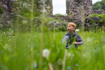 Junge bub bei der Burgruinen 