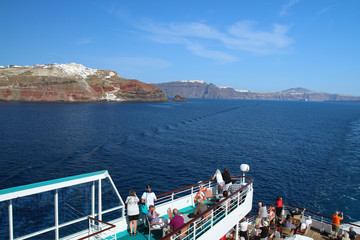 Kreuzfahrt in der Ägäis - Touristen blicken auf die Insel Santorin mit Ort Oia © Tanja Wilbertz