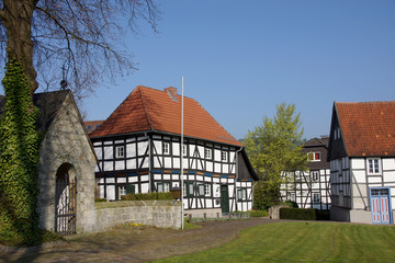 Kleine Kapelle auf dem Kirchplatz in Balve, Nordrhein-Westfalen