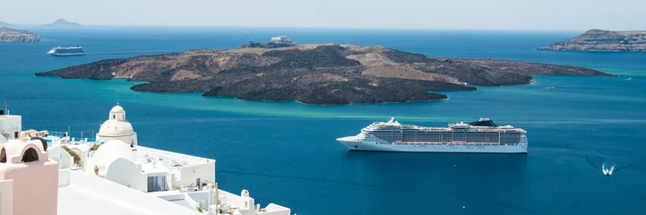 Papier Peint photo Santorin Croiseur de luxe dans la baie de Fira