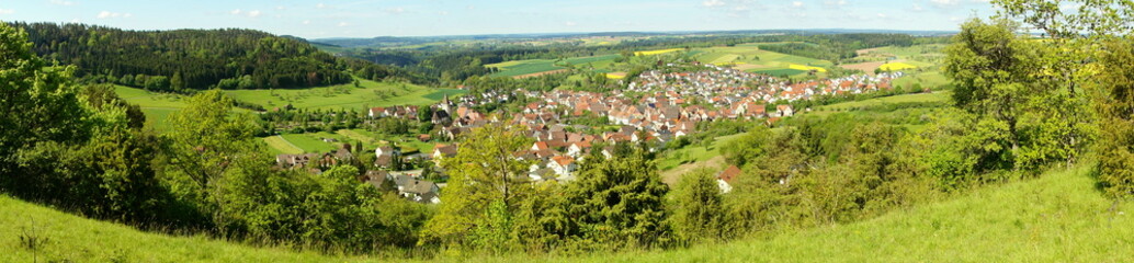 Fototapeta na wymiar Panoramabild von Gültlingen / Nordschwarzwald mit weiter Fernsicht