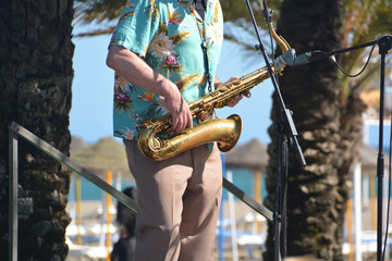 tocando el saxofón