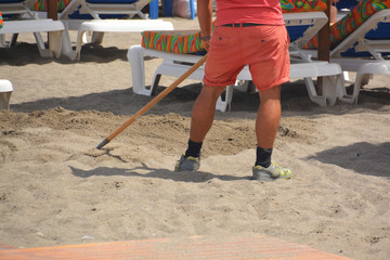 limpiando la playa