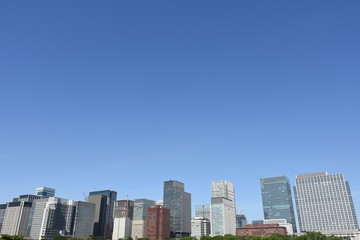 Fototapeta na wymiar 日本の東京都市景観「青空と林立する高層ビル」丸の内方面などを望む