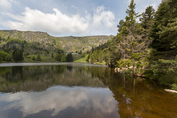 Lac et reflet en montagne