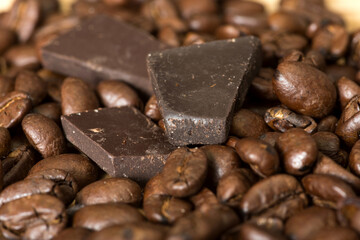 Schokolade auf Kaffeebohnen