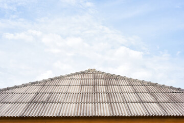 Fototapeta na wymiar The roof of the house with blue sky