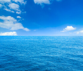 Obraz premium Blue sea and sun on sky