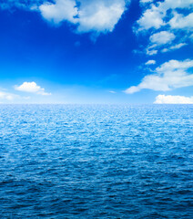 Fototapeta na wymiar Blue sea and sun on sky