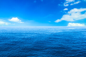 Fototapeta premium Blue sea and sun on sky