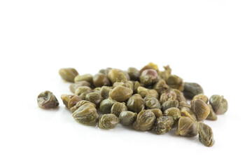 Capperi su sfondo bianco