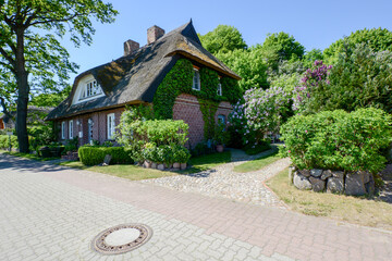 Anker vorm Backsteinhaus, Dorfansicht, Rügen