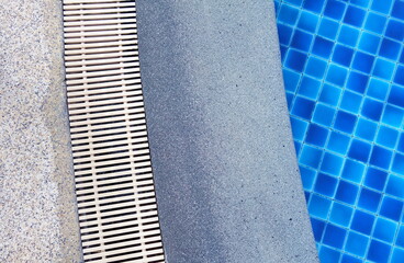 Swimming pool edge with drain