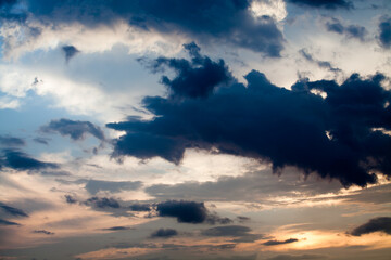 Obraz premium colorful dramatic sky with cloud at sunset