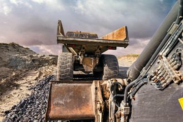 tombereau en gros plan à l'aube (camion de chantier)