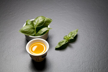 Bazylia i  oliwa z oliwek na czarnym kamiennym tle © Patryk Michalski