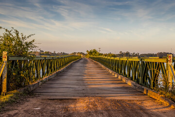 Fototapeta premium Puente hacia el bello atardecer 