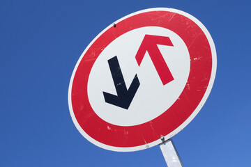Deutsches Verkehrszeichen: Vorrang des Gegenverkehrs