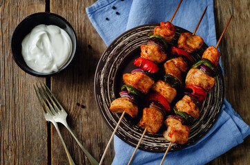 Chicken kebabs with vegetables and greek yogurt sauce