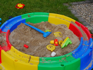 piaskownia i zabawki plastikowe © barbara