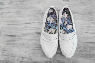 Women's white shoes and insole of flowers