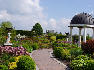 ogród kwiatowy z aleją spacerową