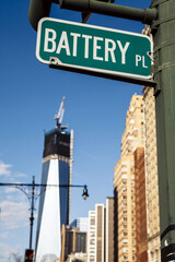 Obraz premium Battery Place Sign and 1WTC Construction