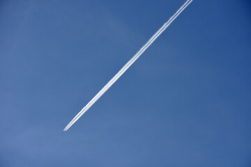 青空と飛行機雲（澄み切った、美しい、未来、夢、早すぎる、逝く、切ない、人生を駆け抜ける、旅立ちなどのイメージ）
