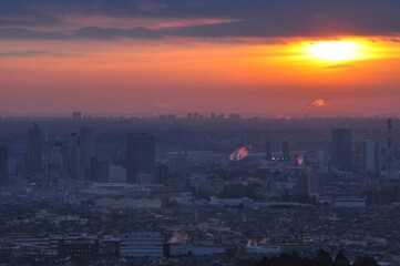 街に昇る滲む太陽