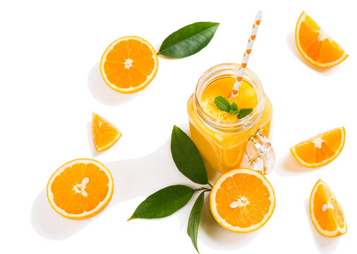  Juice and slices of orange fruit.