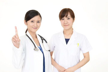 笑顔の女医と薬剤師