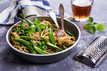 Dark spaghetti with peas