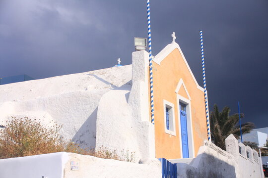une petite église à Oïa