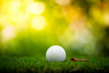 Fotobehang golfbal met tee op fairway © antpkr