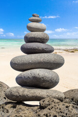 Fototapeta na wymiar pierres en équilibre sur plage de l'île Maurice 