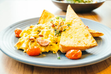 Scrambled eggs with vegetable