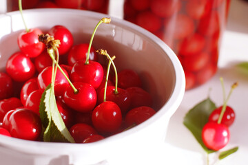Cerises avec des bocaux dans une cuisine sur un plan de travail