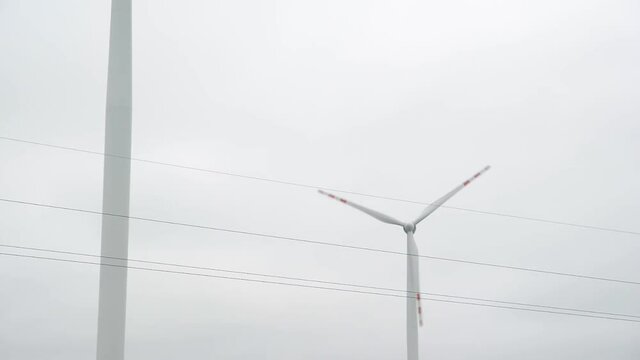 Turbina elektrowni wiatrowej  podczas pracy zachmurzone niewyraźne niebo