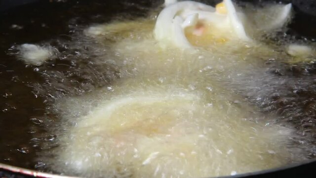 天ぷらを揚げる