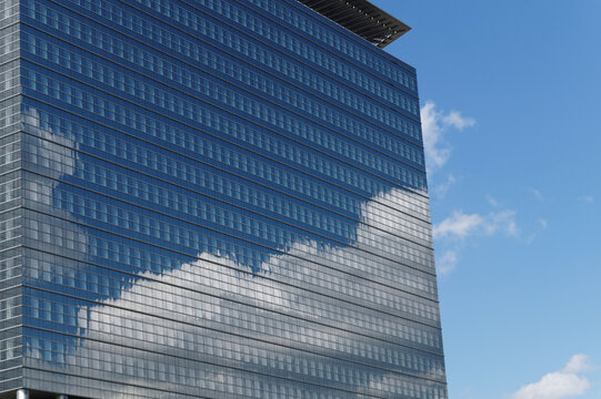 Gespiegelter Himmel auf Wolkenkratzer