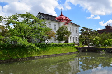 大宝館（山形県鶴岡市）／ 大宝館は、大正天皇の即位を記念して、大正４年(1915)に建てられた、赤いドームと白壁が特徴の、完成度の高い擬洋風建築です。開館当初は、物産陳列場、戦後は市立図書館として利用されていました。現在は、明治の文豪・高山樗牛や、日本のダ・ヴィンチといわれた松森胤保、昭和初期の日本の代表作家・横光利一など、鶴岡が生んだ先人たちの偉業を讃える資料を展示しています。