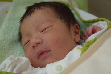 授乳後 赤ちゃんにげっぷさせるママ 生後14日 Baby Wall Mural Ba Noranoramona