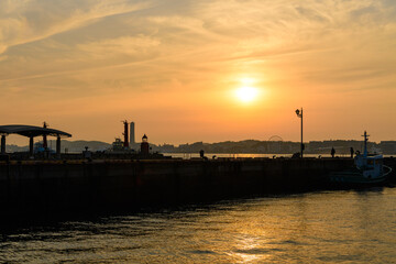 Fototapeta premium 夕暮れの門司港