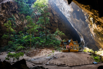 Fototapeta na wymiar Phraya Nakhon Cave