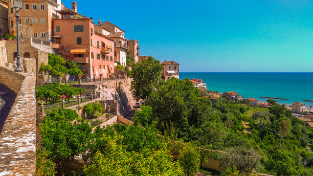 Borgo medievale di Grottammare sul mare adriatico, Marche